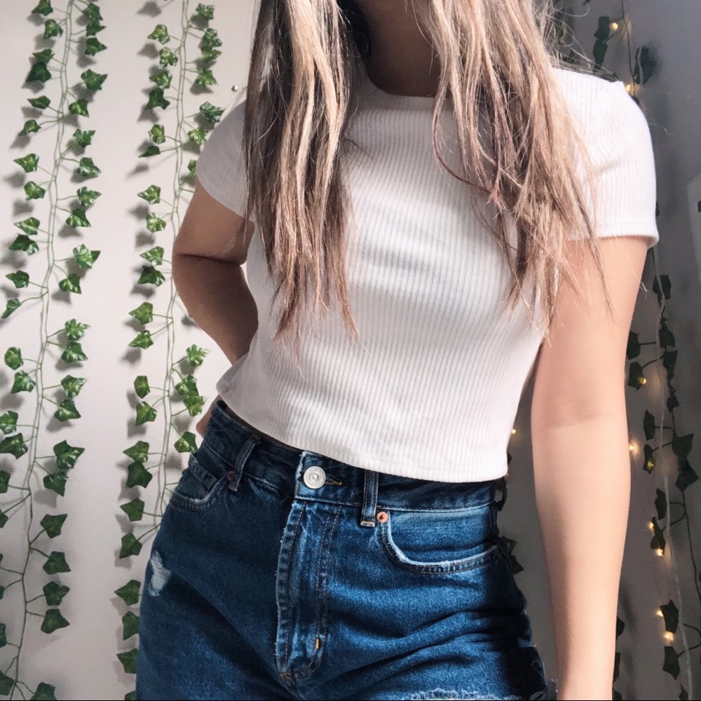 WHITE MOCK NECK TEE